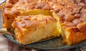 Goldbrauner Apfelkuchen, frisch aus dem Ofen. Dieses Apfelkuchen Rezept ist ein Genuss!