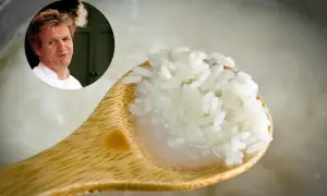 Gordon Ramsay pokazuje, jak ugotować ryż na sypko. Na łyżce widać idealnie ugotowane ziarna ryżu.