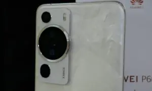 Biały Huawei P60 z modułem aparatów Xmage. Idealny smartfon z dobrym aparatem do uchwycenia każdej chwili.