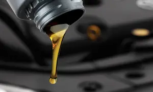 0W20 czy 5W30 Toyota - który olej zapewni lepszą ochronę silnika?