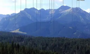 Widok na Tatry z lasem w pierwszym planie. Widoczne szczyty: Gęsia Szyja, Wielka Koszysta, Mała Koszysta. Trasa gęsia szyja.