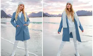 Niebieski płaszcz i białe dodatki tworzą stylowy zestaw na plaży. Modelka prezentuje modne niebieski płaszcz stylizacje.