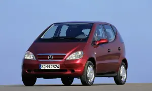 Czerwony Mercedes A Klasa 2001 z tablicą rejestracyjną S MN 2824, zaparkowany na tle błękitnego nieba.