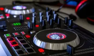 Jaki kontroler DJ na początek? Wybierz najlepszy sprzęt dla siebie
