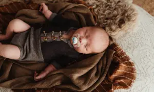 Sover gott med napp, en bebis som verkar nöjd. Kanske är det hemligheten för att få bebis att ta napp.