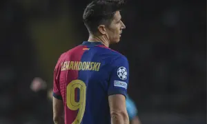 Robert Lewandowski, jeden z najlepszych napastników świata, w koszulce z numerem 9 i herbem Barcelony.