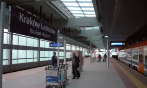 Pociąg na lotnisko Kraków-Balice: Skąd odjeżdża i jak dojechać?