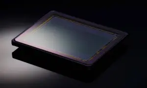 Elektroniczna matryca CMOS, serce aparatu, błyszczy w ciemności, gotowa uchwycić świat.