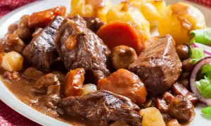 Boeuf Bourguignon: Jak zrobić wołowinę, która rozpływa się w ustach?