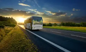Ile kosztuje wynajem autokaru na 1 dzień? Zaskakujące ceny w Polsce