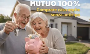 Coppia anziana felice con chiavi e salvadanaio pieno di soldi, realizzando il sogno di comprare casa senza anticipo grazie al mutuo 100%.