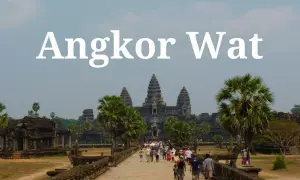 Angkor Wat: ciekawe fakty o świątyniach. Tłum turystów idzie kamienną ścieżką do majestatycznego kompleksu świątynnego.