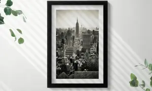 Czarno-białe obraz miasto z Empire State Building w tle. Widok z lotu ptaka na drapacze chmur.