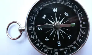 Czarny kompas z podziałką i wskazówką pokazuje, jak działa kompas, wskazując kierunki świata.