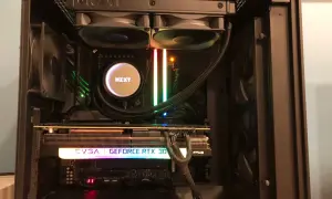 Ein Gaming-PC mit RGB-Beleuchtung. Die EVGA GeForce RTX 30-Serie leuchtet in bunten Farben, während ein DRAM LED rot leuchtet.