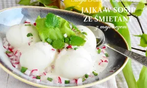 Jajka w sosie śmietanowo-majonezowym z rzodkiewką i szczypiorkiem, ozdobione listkami sałaty i mięty.