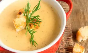 Soupe crémeuse de patidou, garnie de croûtons dorés et d'aneth frais. Une recette réconfortante pour l'automne.