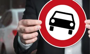 Zakaz wjazdu dla samochodów. Utrata prawa jazdy za punkty może oznaczać taki zakaz.