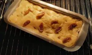 Gâteau moelleux aux figues sèches, parfait pour des recettes gourmandes.