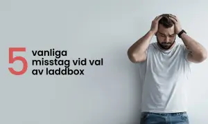 Man med händerna på huvudet bredvid texten "5 vanliga misstag vid val av laddbox".