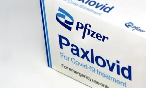 Opakowanie leku Paxlovid firmy Pfizer, przeznaczonego do leczenia Covid-19.