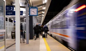 Portal Pasażera: Jak szybko sprawdzić peron i tor odjazdu?