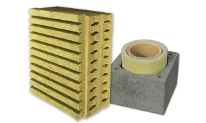 Płyty z wełny mineralnej i rolka izolacji do ocieplenia komina.
