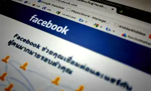 Ekran komputera z otwartą stroną Facebook. Dowiedz się, jak dodać numer telefonu do FB, aby zwiększyć bezpieczeństwo i ułatwić kontakt.