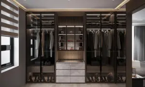 Elegancka garderoba z przeszklonymi frontami, gdzie ubrania i akcesoria tworzą obraz quiet luxury.