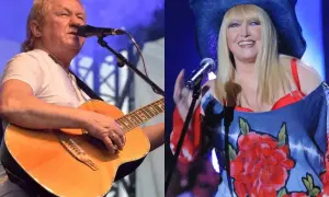 Janusz Laskowski śpiewa przy gitarze, obok Maryla Rodowicz w kolorowym stroju. Tekst "Kolorowe Jarmarki" brzmi w tle.