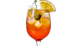 Erfrischender Veneto Spritz mit Eis, Orangenscheibe und Olive. Ein perfekter Aperitif für warme Tage.