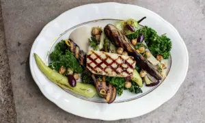 En härlig halloumi sallad med grillad aubergine, kikärtor, paprika och en krämig tahinidressing.