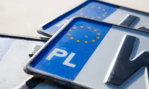 Zbliżenie na polskie tablice rejestracyjne z symbolem Unii Europejskiej. Gotowe do cwl rejestracja.