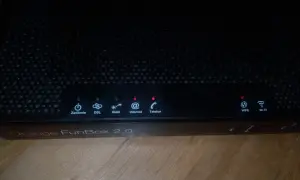 Czarny router Orange FunBox 2.0 z migającymi diodami sygnalizującymi stan połączenia.