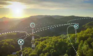 Wieże telekomunikacyjne w lesie, połączone cyfrowymi ścieżkami. To właśnie LTE+ zapewnia szybką łączność.