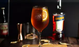 Orzeźwiający Aperol Spritz, idealny na letnie popołudnie. Wino ze spritem, podane z plasterkiem pomarańczy.