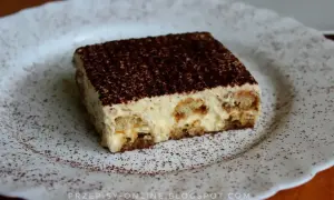 Pyszne tiramisu, czyli zabajone co to za deser? Warstwy biszkoptów nasączonych kawą i kremu, posypane kakao.