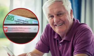 Uśmiechnięty emeryt z legitymacją ZUS i dowodem osobistym w portfelu, korzystający z tabletu.