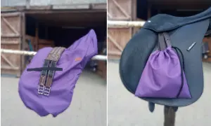 Fioletowe pokrowce na strzemiona, jeden na siodle, drugi owinięty wokół niego. Chronią sprzęt jeździecki.