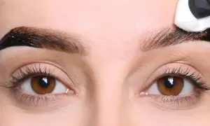 Aplikacja henny na brwi. To naturalny sposób na podkreślenie oczu, co to henna.