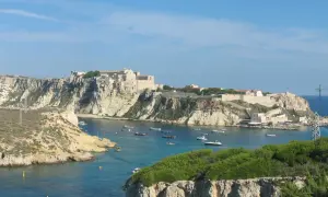 Panoramica delle Isole Tremiti: cosa vedere tra il mare cristallino e l'antica fortezza arroccata sulla scogliera.
