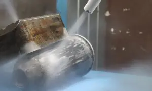 Czyszczenie suchym lodem cennik: metalowy element poddawany jest strumieniowi suchego lodu, usuwającemu zanieczyszczenia.
