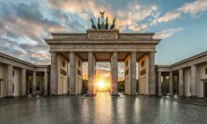 Brandenburger Tor im Sonnenuntergang, ein Muss, wenn man cosa vedere a Berlino sucht.