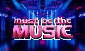 Scena z napisem "must be the MUSIC" w neonowych barwach. Finaliści tego programu wiedzą, że must be the music!