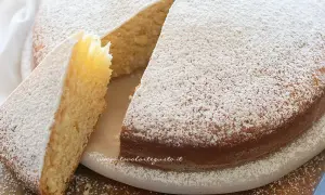 Torta soffice e profumata, una deliziosa torta senza lattosio spolverata di zucchero a velo.