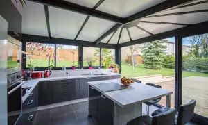 Moderna veranda con cucina esterna, perfetta per godersi la vita all'aperto con stile.