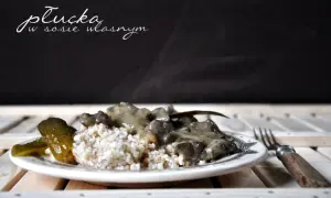 Płucka w sosie własnym z kaszą i ogórkiem kiszonym. Zastanawiasz się, jak długo gotować płucka? To danie wygląda apetycznie!
