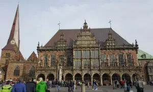 Bremens Rathaus und St. Petri Dom: Ein Muss für jeden Besucher. Die beeindruckende Architektur und der belebte Marktplatz zeigen, was man in Bremen gesehen haben muss.