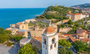 Vista aerea di Ancona: campanile, chiese, mura antiche e il mare Adriatico. Un luogo incantevole da scoprire, ecco cosa vedere ad Ancona.
