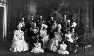 Kungliga familjen samlad, med Oscar II:s barn och barnbarn i ståtliga dräkter.
